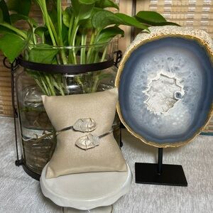 Adjustable double-pointed crystal quartz bracelet, silver plated.